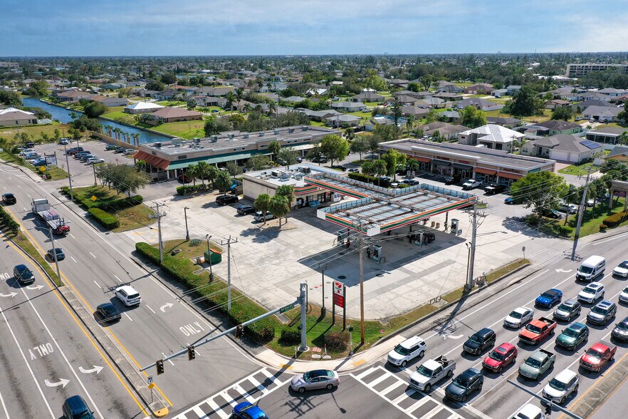 1021 Santa Barbara Blvd, Cape Coral, FL à vendre - Photo de l’immeuble – Image 1 sur 2
