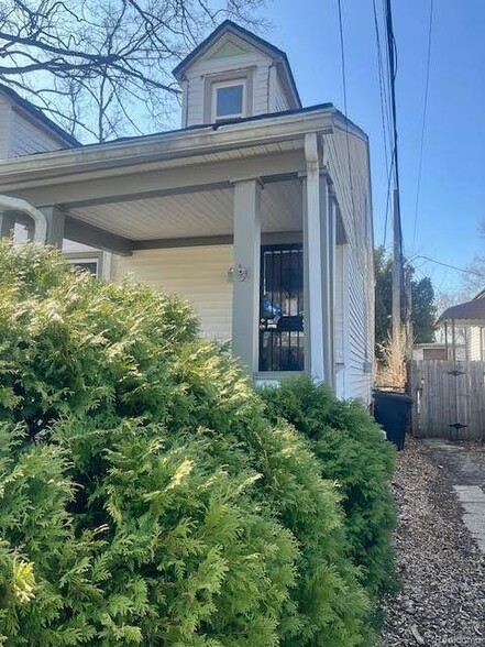 457 Bennett Ave, Ferndale, MI à vendre - Photo de l’immeuble – Image 2 sur 9