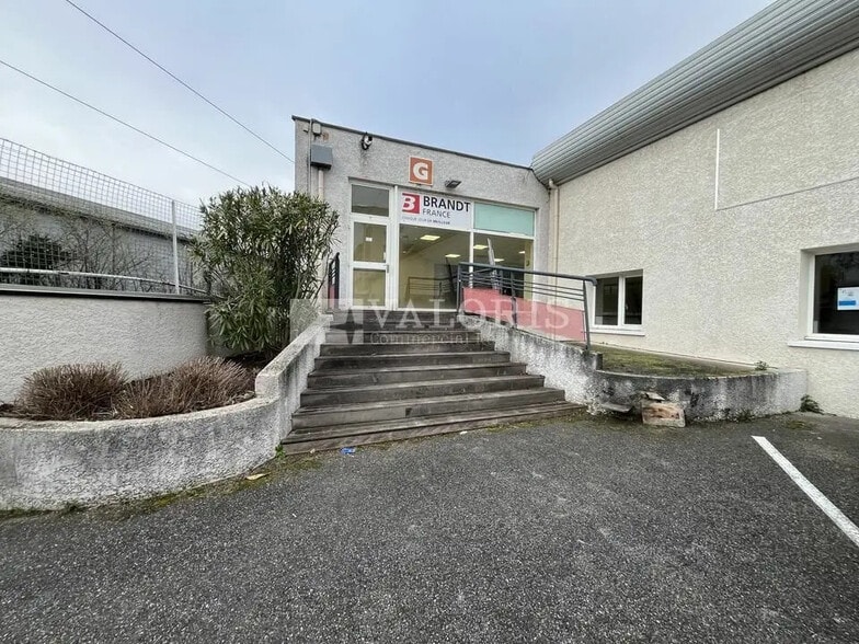 Local d’activités dans Décines-Charpieu à louer - Photo de l’immeuble – Image 2 sur 7