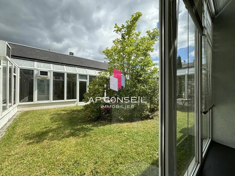 Local d’activités dans Versailles à louer - Photo de l’immeuble – Image 1 sur 4