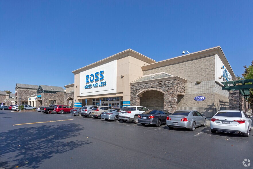 1611 E Hatch Rd, Ceres, CA à louer - Photo de l’immeuble – Image 3 sur 12