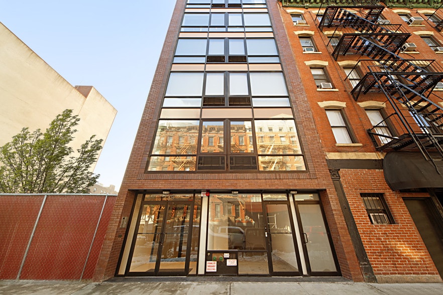 229 E 2nd St, New York, NY à vendre - Photo de l’immeuble – Image 1 sur 18