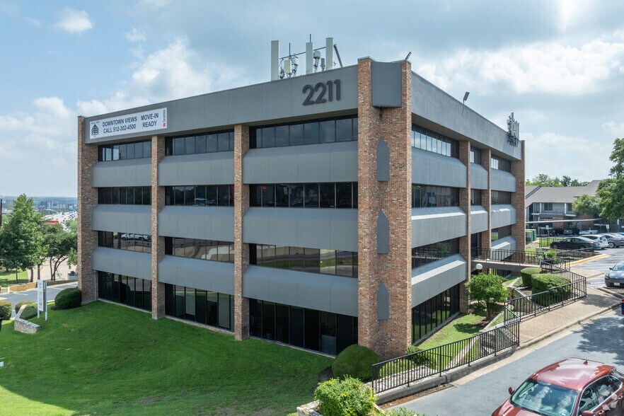 2211 IH-35 S, Austin, TX à louer - Photo de l’immeuble – Image 1 sur 9
