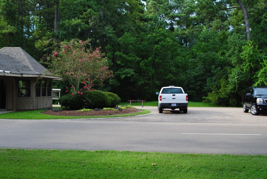102 Fontainbleau Dr, Mandeville, LA à louer - Photo de l’immeuble – Image 3 sur 7