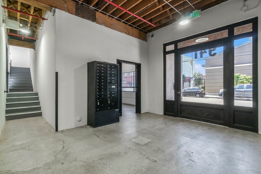 941 E 2nd St, Los Angeles, CA à louer - Photo intérieure – Image 3 sur 15