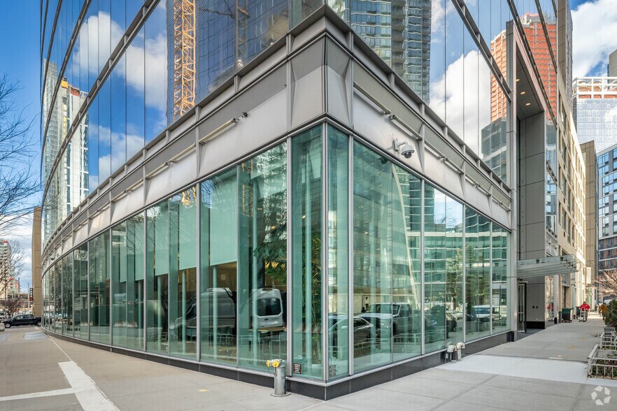 24-01 44th Rd, Long Island City, NY à louer - Photo de l’immeuble – Image 3 sur 5