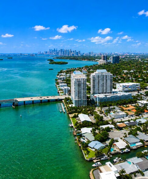 8041 NE Bayshore Ct, Miami, FL à vendre - Photo principale – Image 1 sur 18
