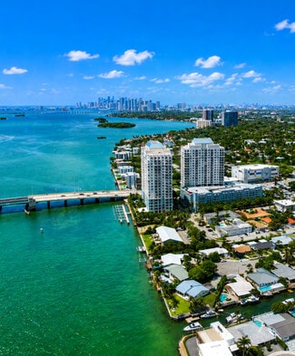 Plus de détails pour 8041 NE Bayshore Ct, Miami, FL - Logement à vendre