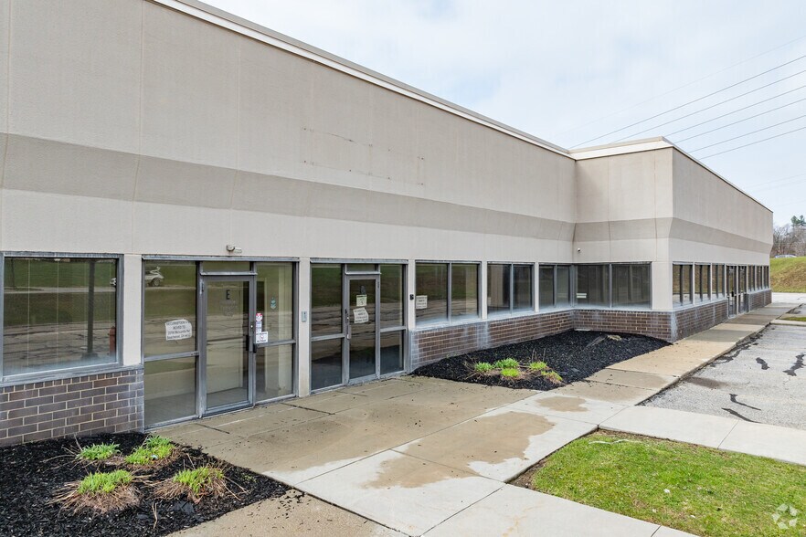 4400 Renaissance Pky, Warrensville Heights, OH à louer - Photo de l’immeuble – Image 3 sur 9