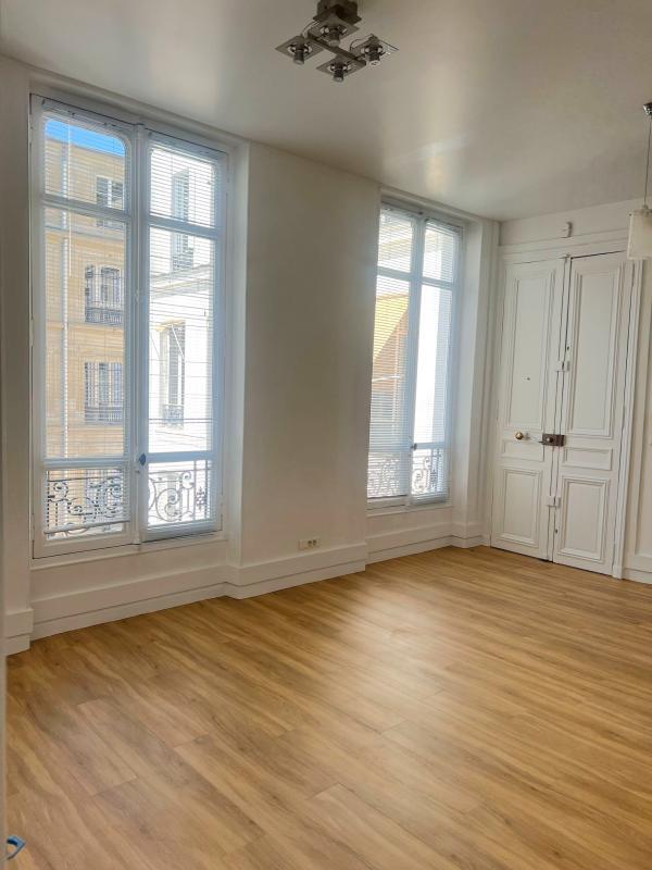 Bureau dans Paris à louer Photo de l’immeuble– Image 1 sur 9