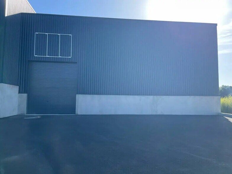 Local d’activités dans Signes à louer - Photo de l’immeuble – Image 3 sur 9