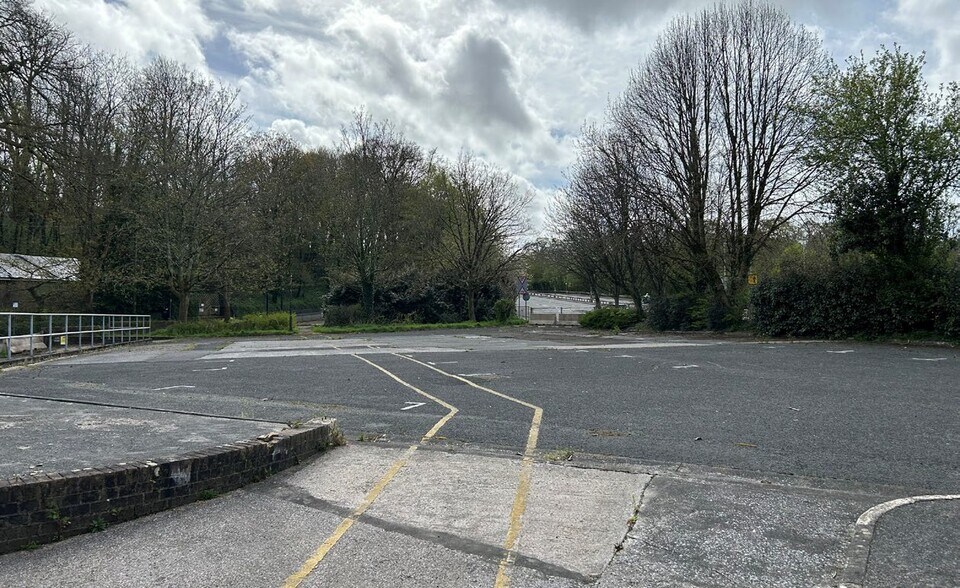 324 Outland Rd, Plymouth à louer - Photo de l’immeuble – Image 2 sur 6