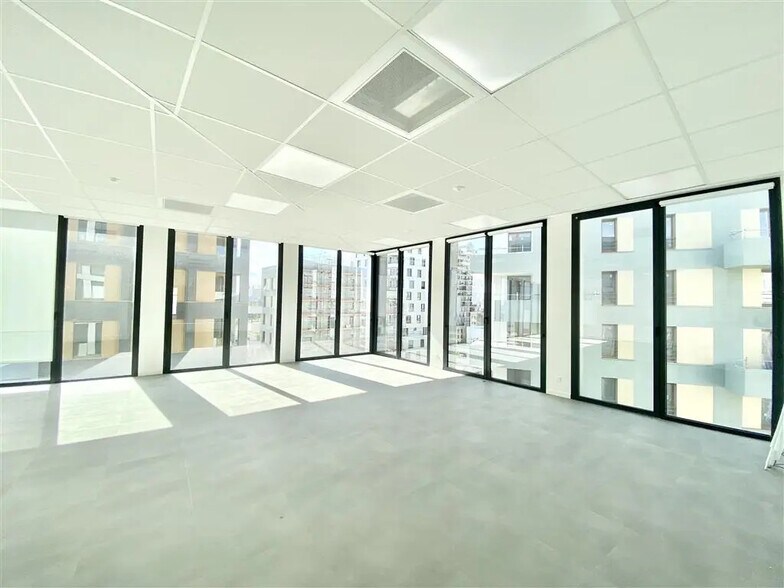 Bureau dans Asnières-sur-Seine à louer - Photo de l’immeuble – Image 1 sur 8