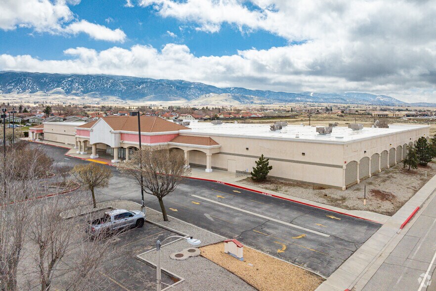 710 W Tehachapi Blvd, Tehachapi, CA à louer - Photo principale – Image 1 sur 25