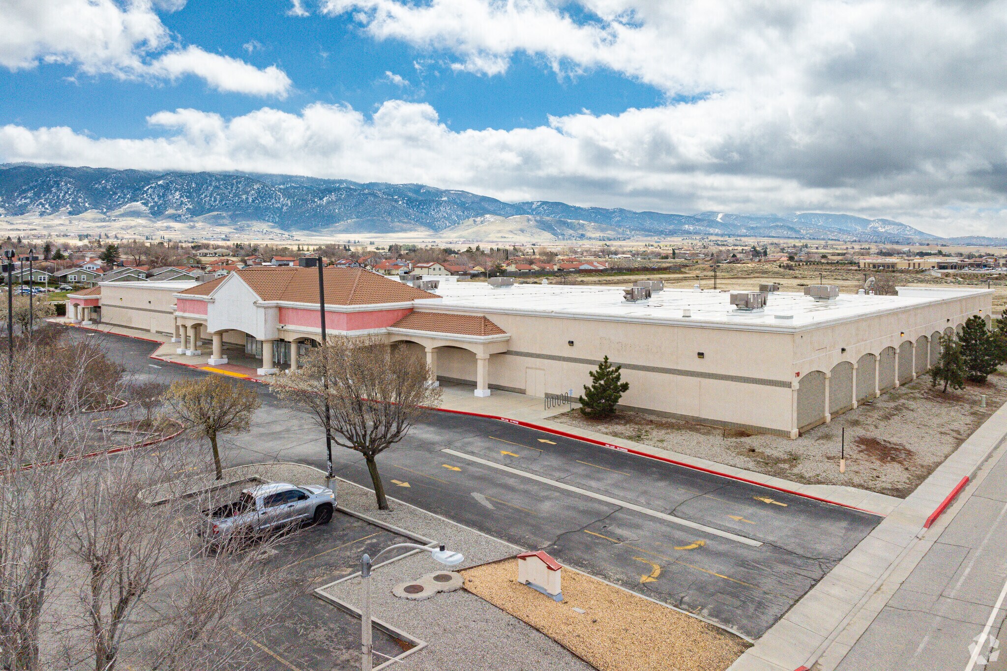 710 W Tehachapi Blvd, Tehachapi, CA à louer Photo principale– Image 1 sur 26