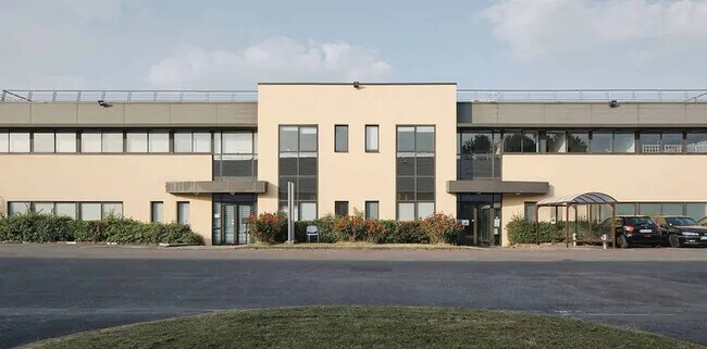 Plus de détails pour 11 Rue De La Grande Borne, Le Mesnil-Amelot - Local d'activités à louer