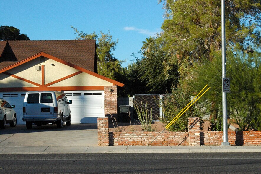 3716 E Russell Rd, Las Vegas, NV à vendre - Photo de l’immeuble – Image 3 sur 6