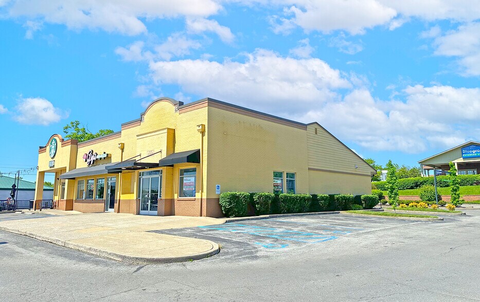 2703 Richmond Rd, Lexington, KY à louer - Photo de l’immeuble – Image 1 sur 8