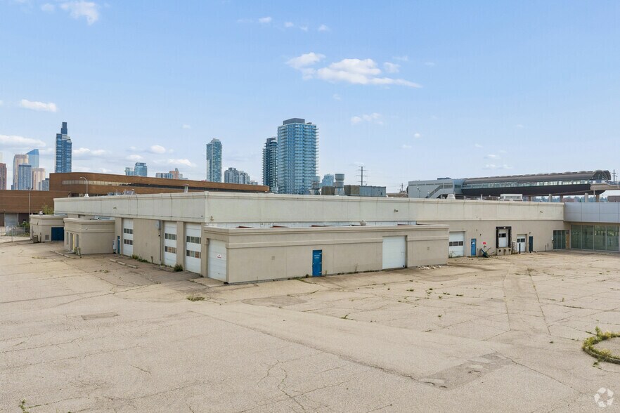 1720 Bow Trl SW, Calgary, AB à louer - Photo de l’immeuble – Image 2 sur 4