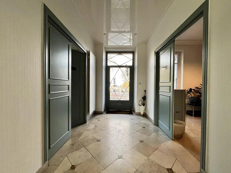 Bureau dans Bougival à vendre - Photo de l’immeuble – Image 2 sur 19