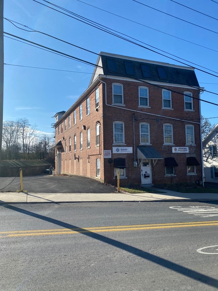 102 E Station Ave, Coopersburg, PA à louer - Photo principale – Image 1 sur 19