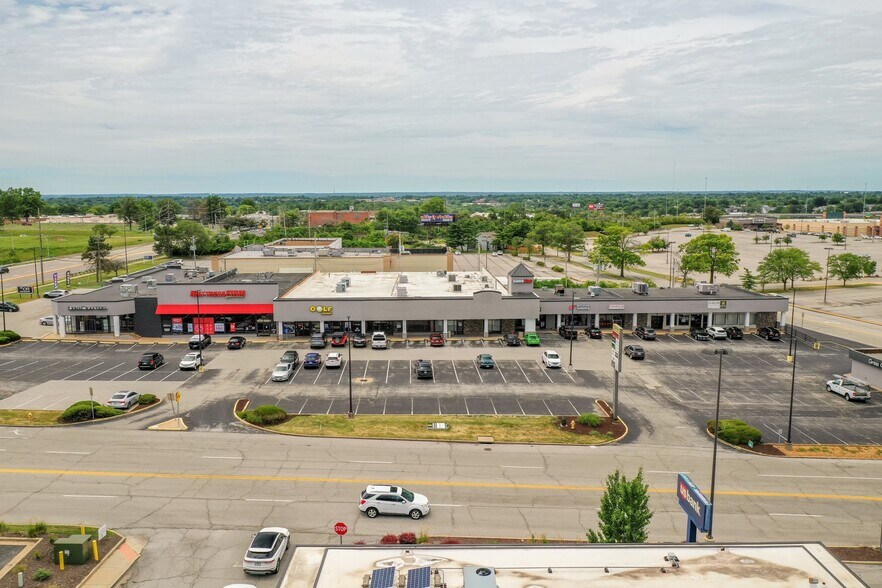 122-144 S County Center Way, Saint Louis, MO à louer - Photo de l’immeuble – Image 1 sur 4