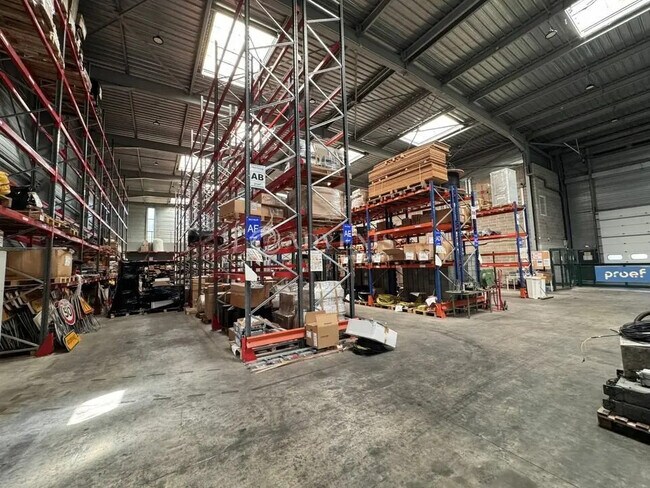 Plus de détails pour Local d'activités à louer