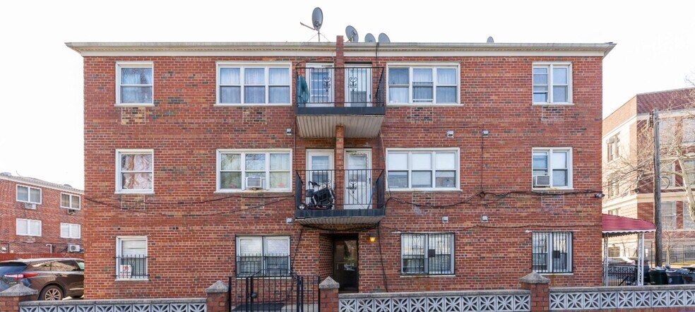 7962 68th Ave, Middle Village, NY à vendre - Photo de l’immeuble – Image 3 sur 26