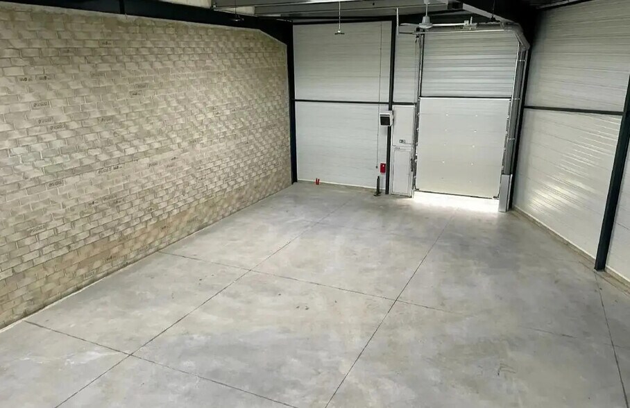 Local d'activités dans Marines à vendre - Photo de l’immeuble – Image 3 sur 14