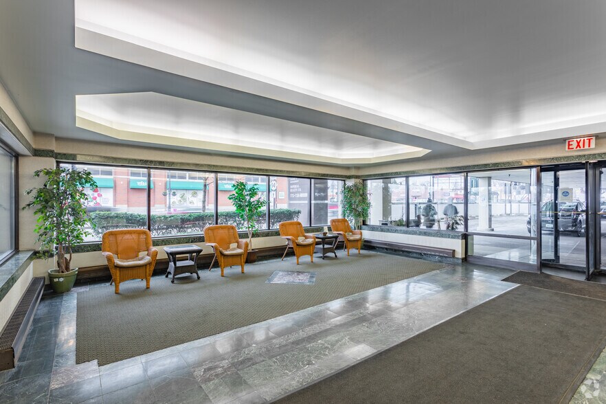 4801 W Peterson Ave, Chicago, IL à louer - Hall d’entrée – Image 3 sur 6