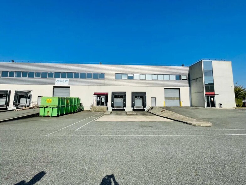 Local d’activités dans Lieusaint à louer - Photo de l’immeuble – Image 2 sur 10