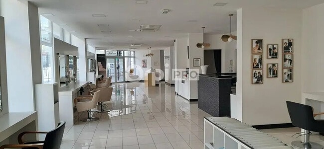 Plus de détails pour Local commercial à louer