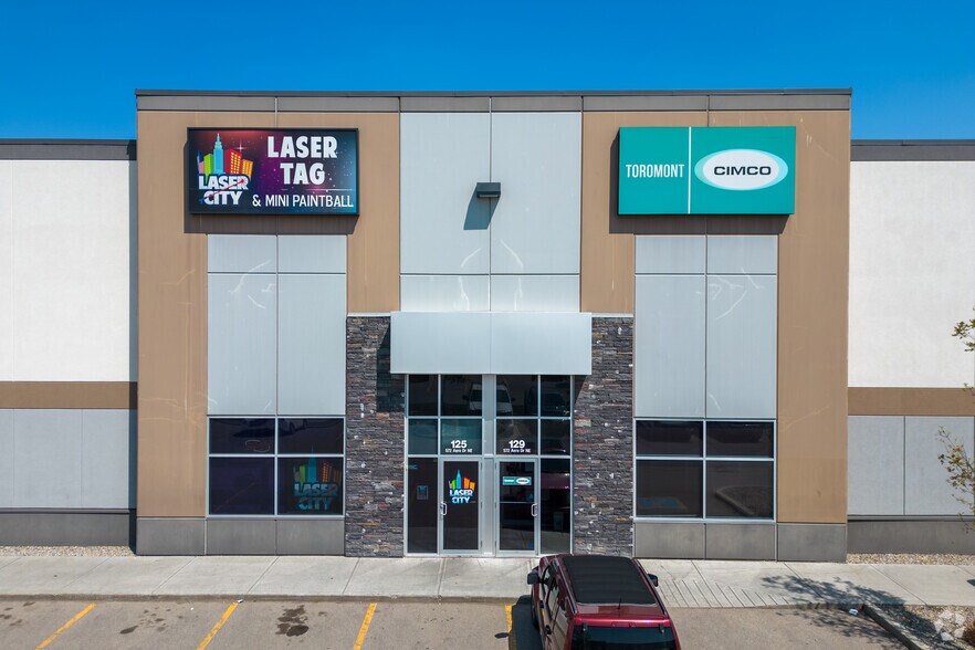 572 Aero Dr NE, Calgary, AB à louer - Photo de l’immeuble – Image 3 sur 6