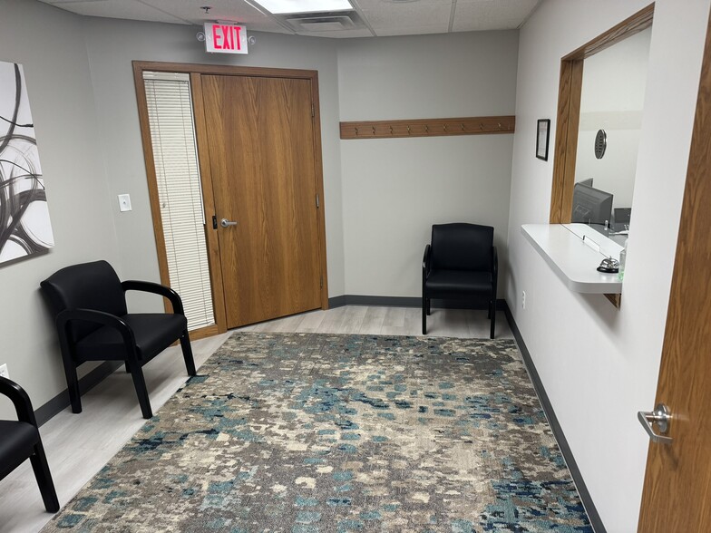 701 Snow Rd, Lansing, MI à louer - Photo de l’immeuble – Image 3 sur 20