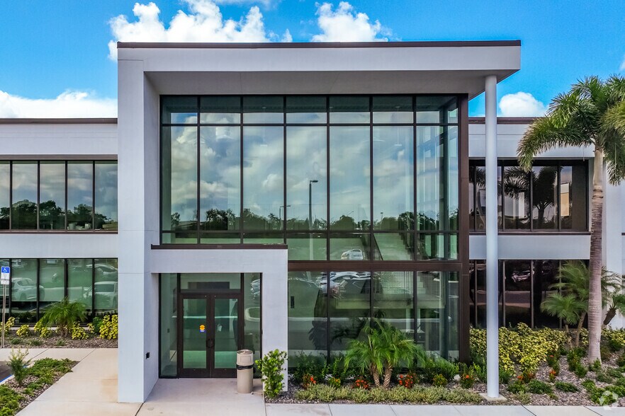 8550 Ulmerton Rd, Largo, FL à louer - Photo de l’immeuble – Image 3 sur 4
