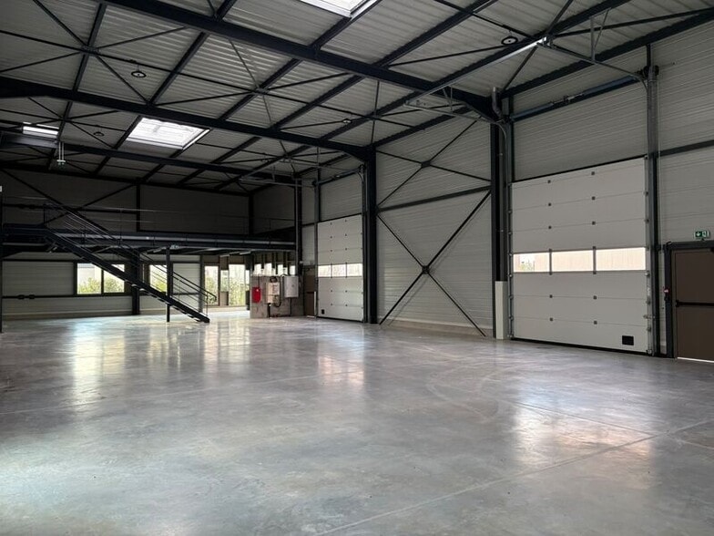60 Chemin De La Petite Gare, Jons à vendre - Photo de l’immeuble – Image 1 sur 13