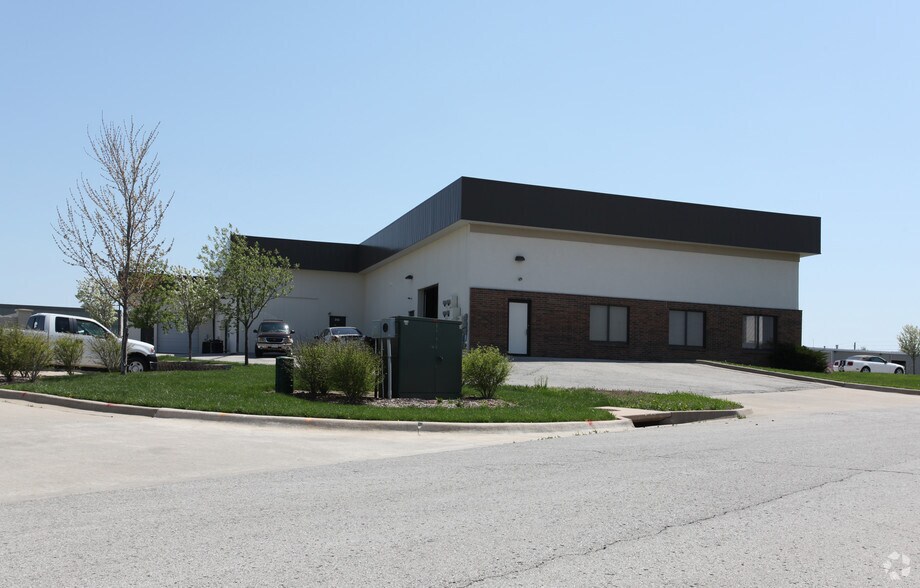 300-320 NW Victoria Dr, Lees Summit, MO à louer - Photo de l’immeuble – Image 3 sur 4