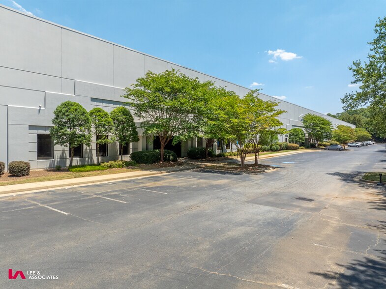 2850 Barrett Lakes Blvd, Kennesaw, GA à louer - Photo de l’immeuble – Image 3 sur 13