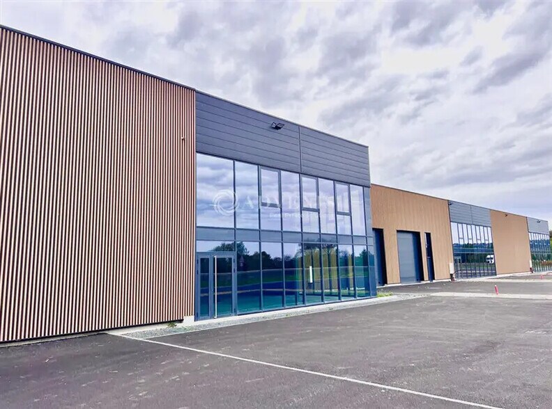 Local d’activités dans à louer - Photo de l’immeuble – Image 1 sur 12