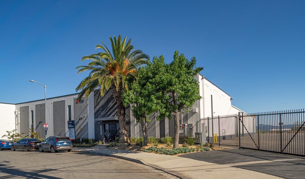 11166 Gault St, North Hollywood, CA à louer - Photo de l’immeuble – Image 2 sur 12