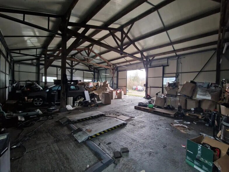 Industriel/Logistique dans Magny-en-Vexin à vendre - Photo de l’immeuble – Image 1 sur 8