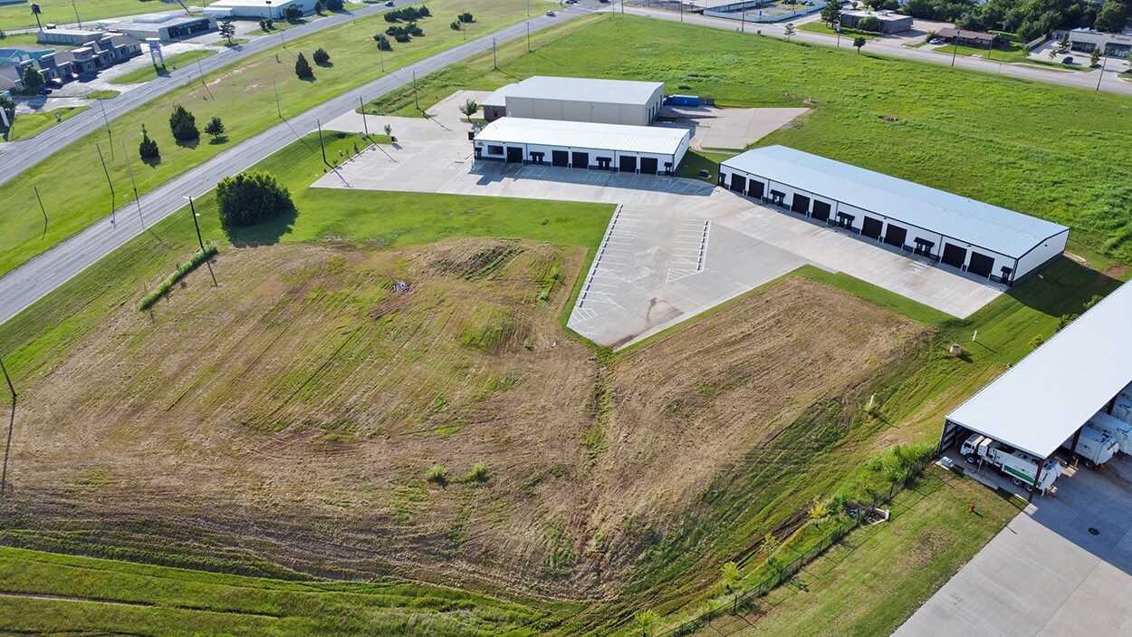 2500 N. Shields Blvd - Bldgs 400 & 500 portefeuille de 2 biens à vendre sur LoopNet.fr Aérien– Image 1 sur 4