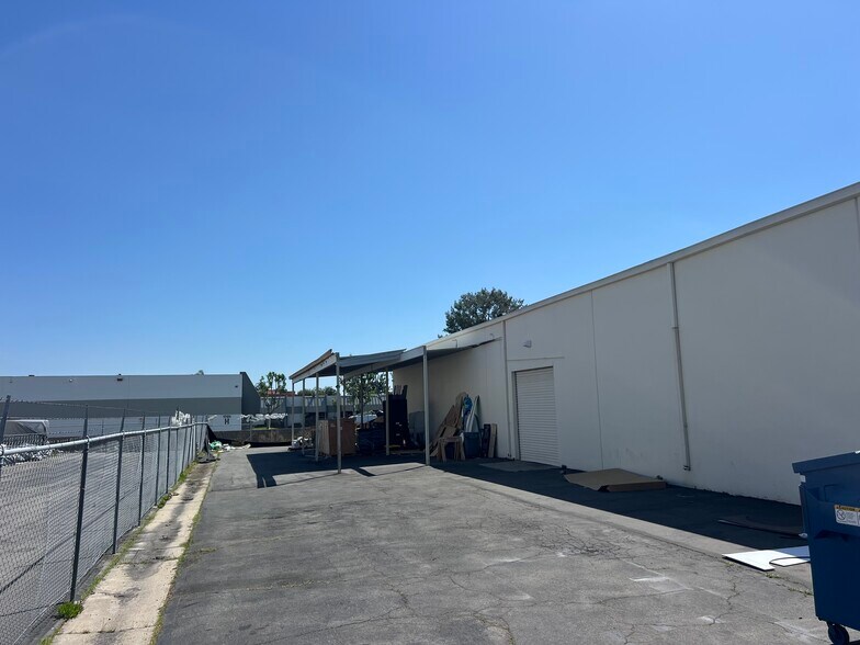 1800 E Borchard Ave, Santa Ana, CA à louer - Photo de l’immeuble – Image 3 sur 5