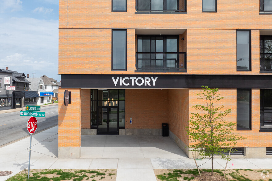 900 Leonard St NW, Grand Rapids, MI à louer - Photo de l’immeuble – Image 1 sur 5