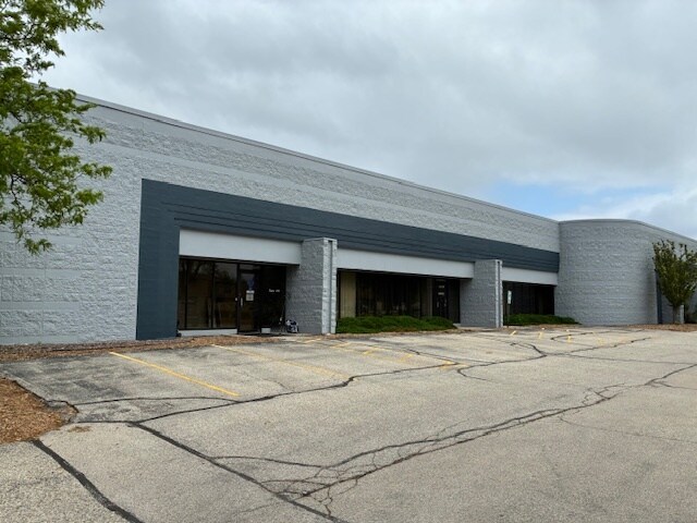 W238N1690 Rockwood Dr, Pewaukee, WI à louer - Photo de l’immeuble – Image 2 sur 2