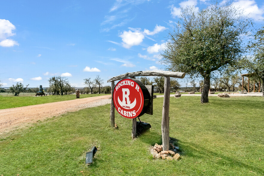 100 Five Star Trl, Fredericksburg, TX à vendre - Photo de l’immeuble – Image 2 sur 58