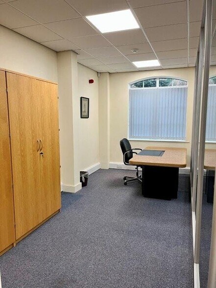 58 Hamm Moor Ln, Addlestone à louer - Photo de l’immeuble – Image 2 sur 5
