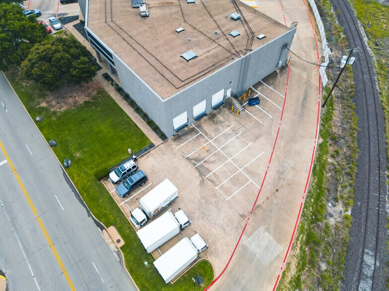805 W Carrier Pky, Grand Prairie, TX à louer - Photo de l’immeuble – Image 3 sur 9