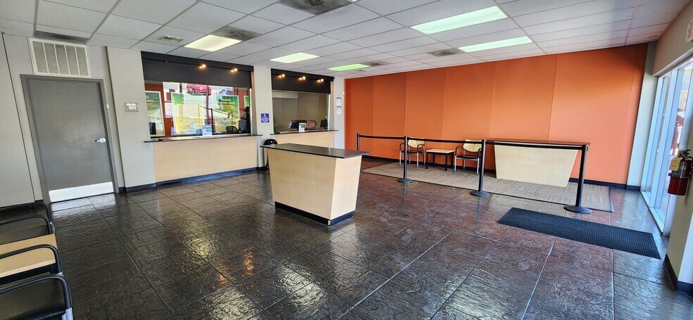 1149 E Desert Inn Rd, Las Vegas, NV à louer - Photo de l’immeuble – Image 1 sur 14