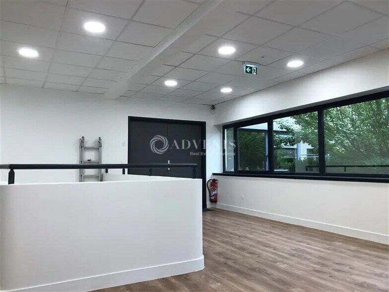 Bureau dans Plaisir à louer - Photo de l’immeuble – Image 3 sur 5